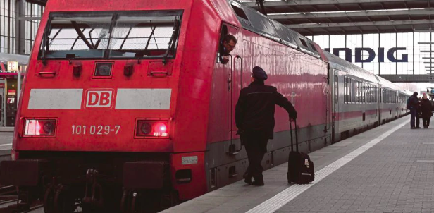 After the strike, two employees of German railway operator Deutsche Bahn talk at the central station in Munich. Photo: AFP