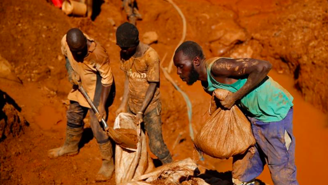 Zimbabwe, a country full of mineral-rich deposits, has seen some of its’ citizens take to illegal mining. Credit: Philimon Bulawayo/ Reuters via Al Jazeera