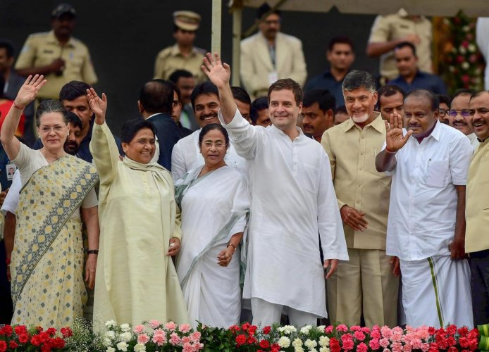 Party leaders of the Indian National Congress of the UPA Sonia Gandhi (first from left) and Rahul Gandhi (third from right) share stage with leaders of parties of the Mahagathbandhan at the swearing-in ceremony of Karnataka’s Chief Minister H D Kumaraswamy in January 2019. Source: Deccan Herald
