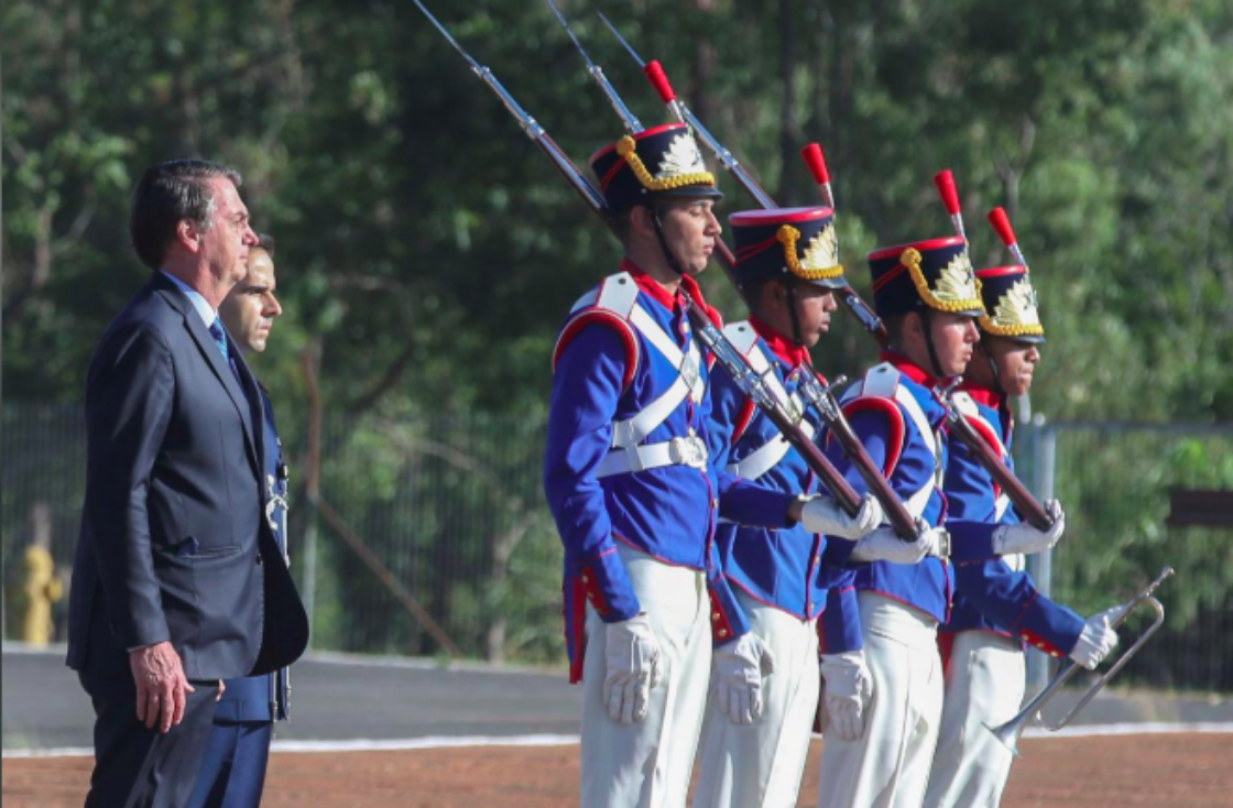 President Bolsonaro and armed guards at a flag ceremony at the Presidential Palace, two days before the 55th anniversary of the coup. Photo: Antonio Cruz/ Agencia Handout/ Reuters