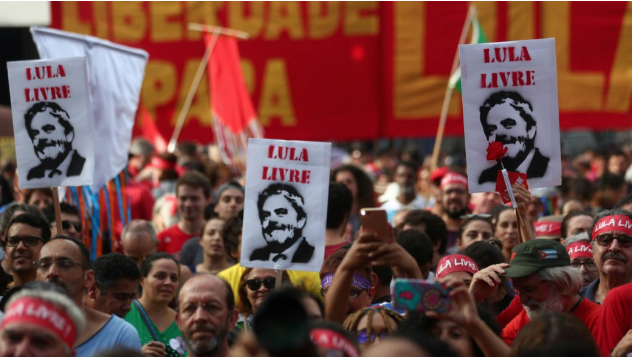 Protesters demanding the release of Lula da Silva with signs that read, “Free Lula.” Photo: Amanda Perobelli/ Reuters/ France24