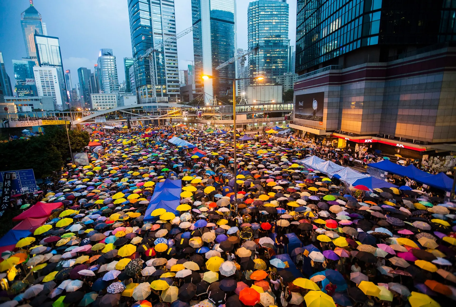 On Oct. 28, 2014, protestors opened their umbrellas for 87 seconds, marking the 87 rounds of tear gas fired by Hong Kong police on unarmed student demonstrators in the Admiralty area. Photo: Alex Hofford/EPA