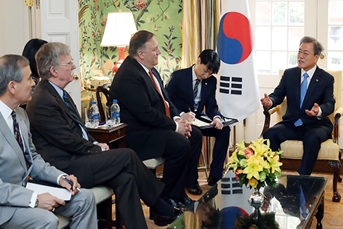 South Korean President Moon Jae-in (right) meets senior U.S. officials, including Secretary of State Mike Pompeo (center) and National Security Advisor John Bolton (second from left) on Apr. 11, 2019. Photo: Yonhap