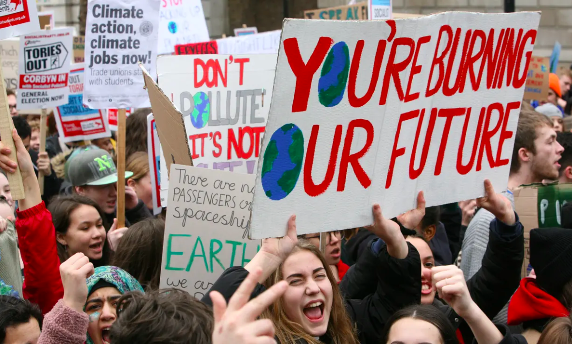 Students protesting during the March 15 global strike, which mobilized over 1 million young people. Photo: Gary Carlton / The Guardian .