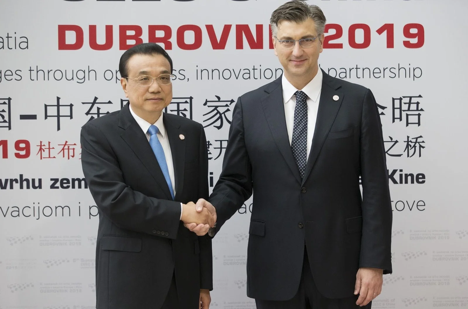 Croatian PM Andrej Plenkovic welcomes Chinese PM Li Keqiang at the 16+1 Summit held in Croatia. Photo. Source: AP Photo/Darko Bandic