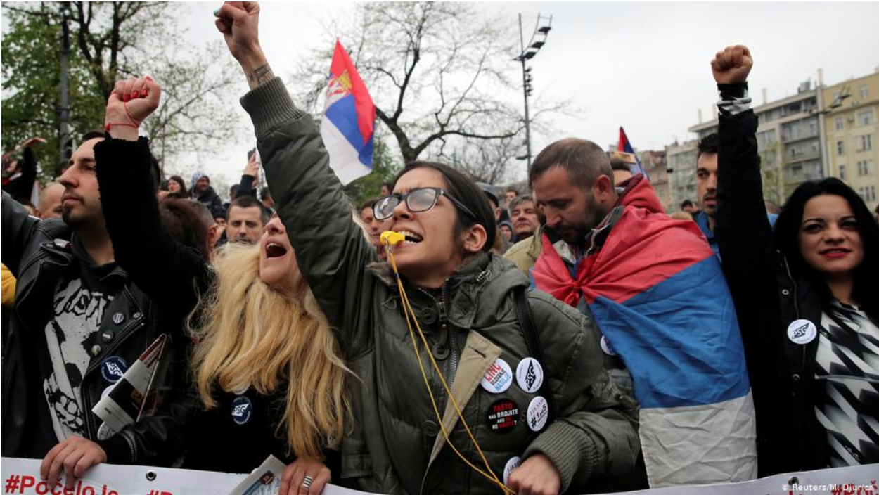 Anti-government demonstrators rally in front of the Serbian parliament building in Belgrade, capital of Serbia, on April 13, 2019. Photo: Reuters/M. Djurica