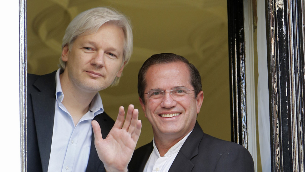 Julian Assange and Minister Patiño in the Ecuadorian embassy in London in 2013. Photo: Chris Helgren/ Reuters/ RT News
