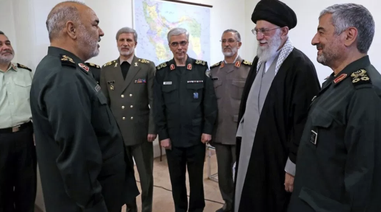Khamanei promotes Hossein Salami to head of the IRGC in the presence of Iran’s military leadership. Photo : Iran press
