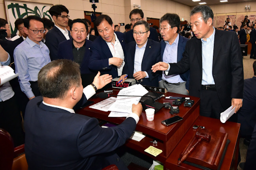 Lawmakers from the Liberty Korea Party criticize the passage of reform bills at the National Assembly’s special committee on political reform. Photo: Yonhap