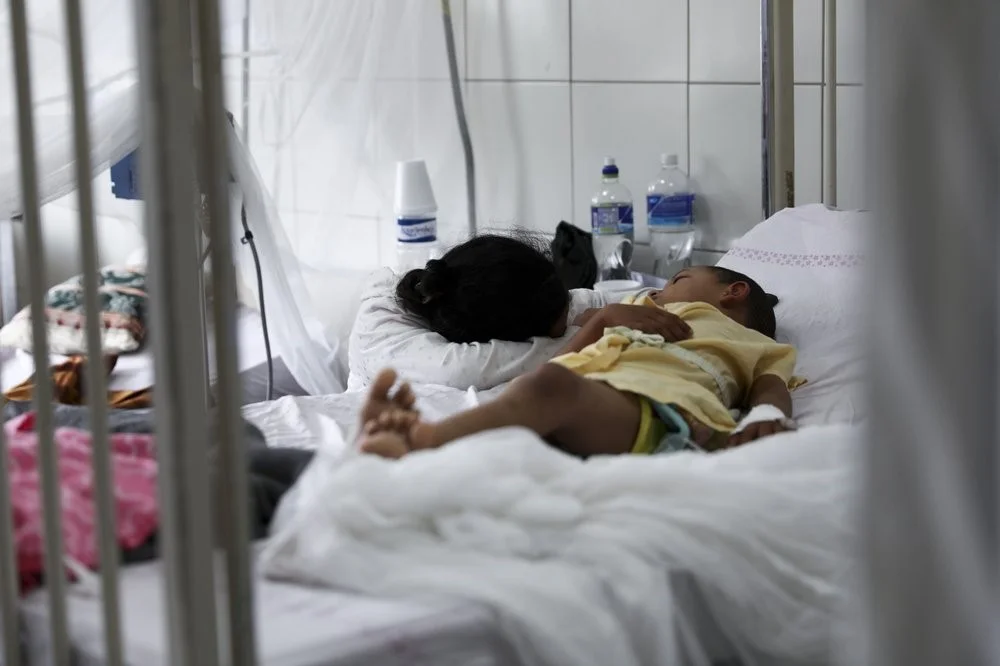 A patient receives treatment for dengue at the University School Hospital in Tegucigalpa, Honduras. Photo: AP / Eduardo Verdugo