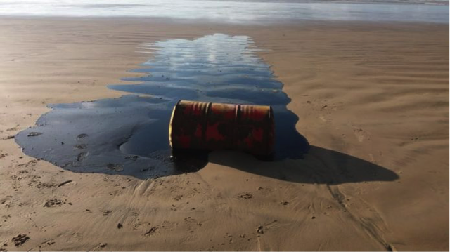 Oil barrels found off the coast of Sergipe. Photo: BBC