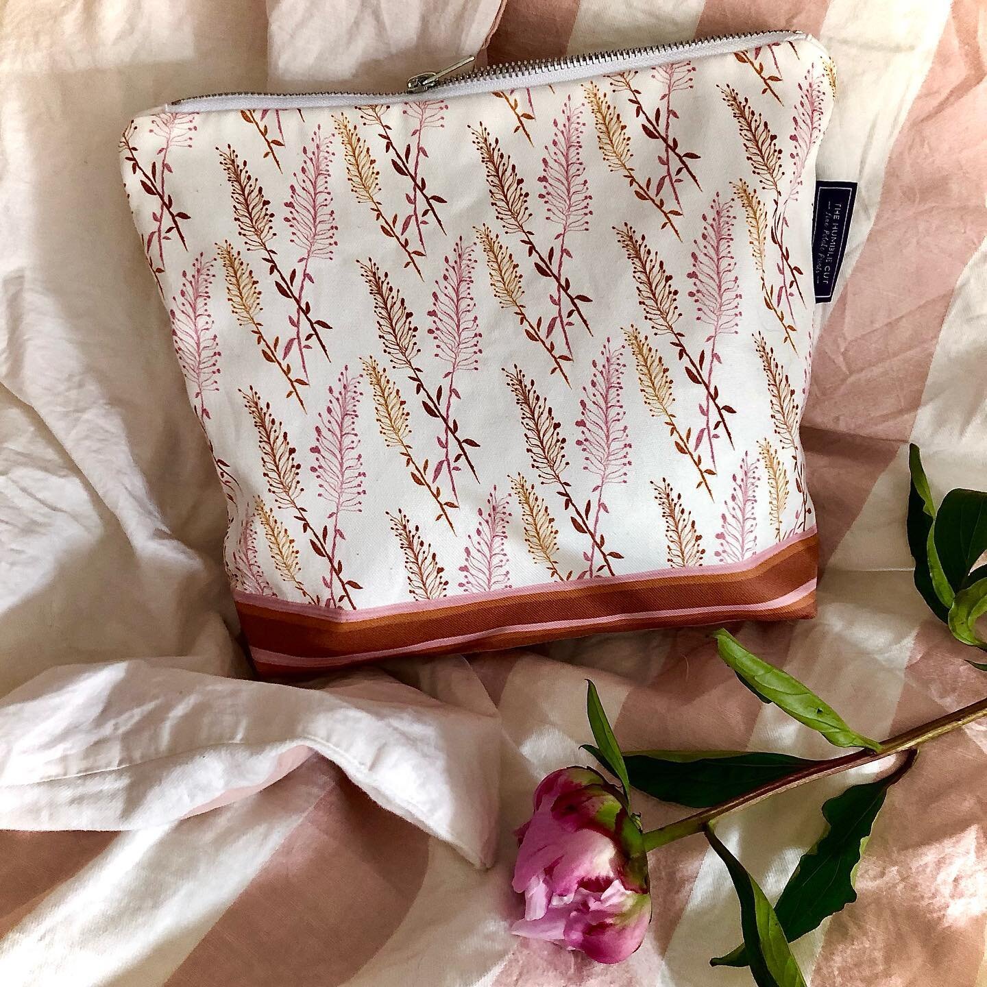 ✨NEW NEW NEW🛁 &hellip;our roomy canvas #washbag featuring our Pennycress foliage #potatoprint in earthy #terracottaandpink . I shouldn&rsquo;t have favourites but our wash bags are seriously practical, spacious and robust 🪥🧽🧴🧼🪒🕳 
.
.
.
.
#cott