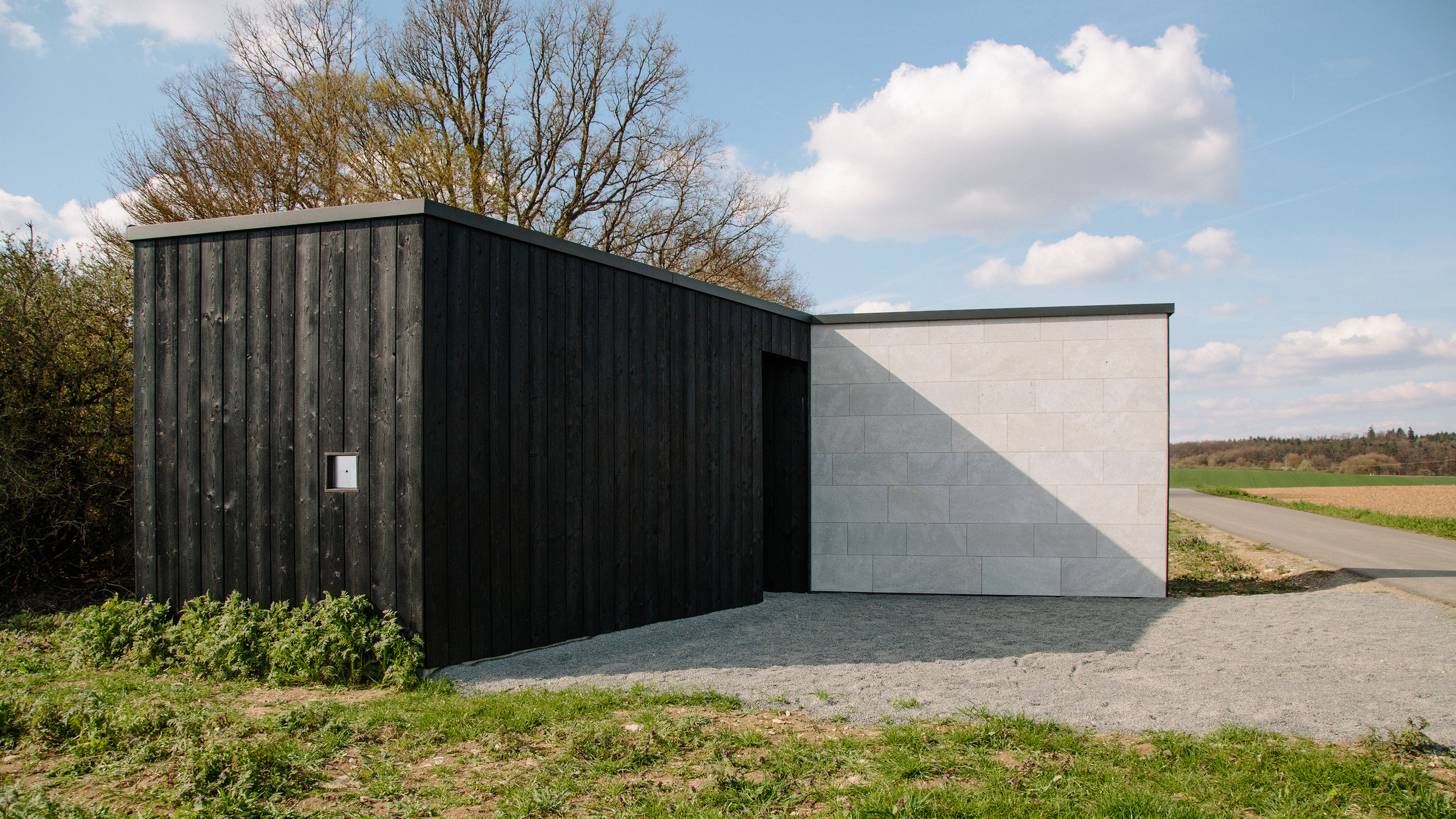  more information  https://www.skulpturenradweg.de/skulpturen/buchen/licht-lautlos.html  