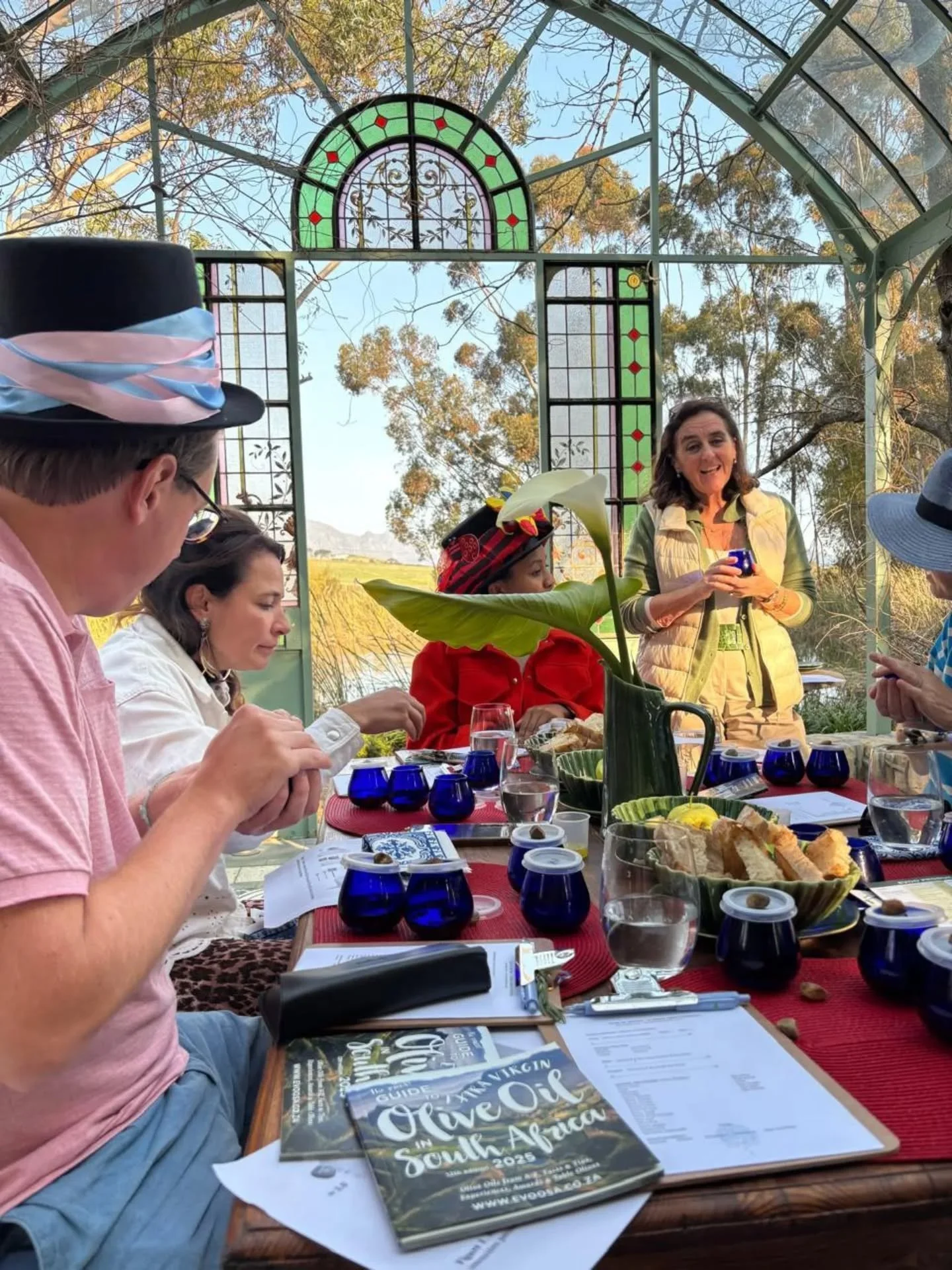@benedetta.lami  hosted a special olive oil tasting at the beautiful Le Grand Jardin Villa Stellenbosch recently. The Guide to EVOOSA was a welcome part of her presentation.