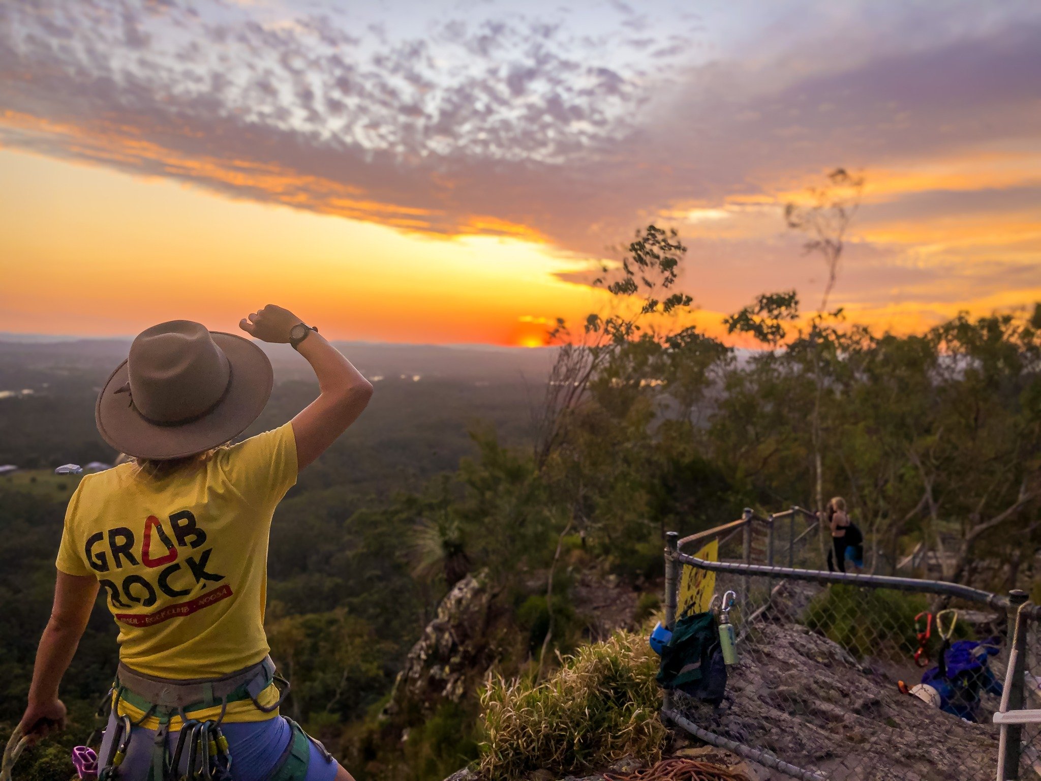 🌅 Double the adventure, double the magic! Join us for an unforgettable sunset abseiling tour on February 17th! 🧗&zwj;♂️ Experience the thrill of descending down stunning cliffs as the sun dips below the horizon. Don't miss this opportunity to creat