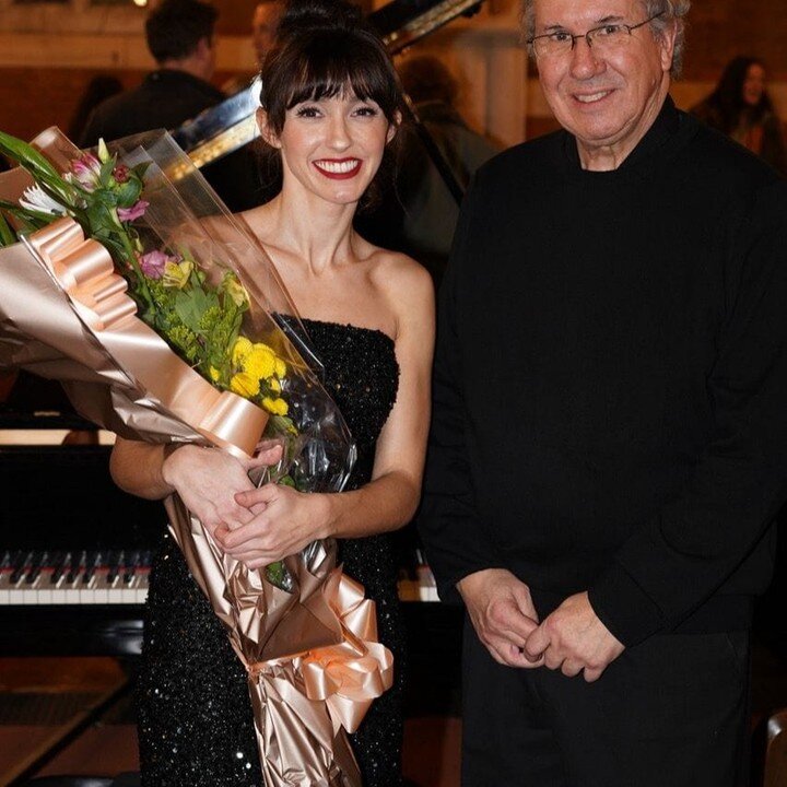 Thank you to our incredible audience for coming along on Saturday night. 🎶 We were grabbing as many chairs as possible from backstage to accommodate everyone! An amazing concert: talented soloist (Ophelia Gordon, pictured here with the maestro, Davi