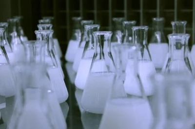 flasks-606612_1920.jpg