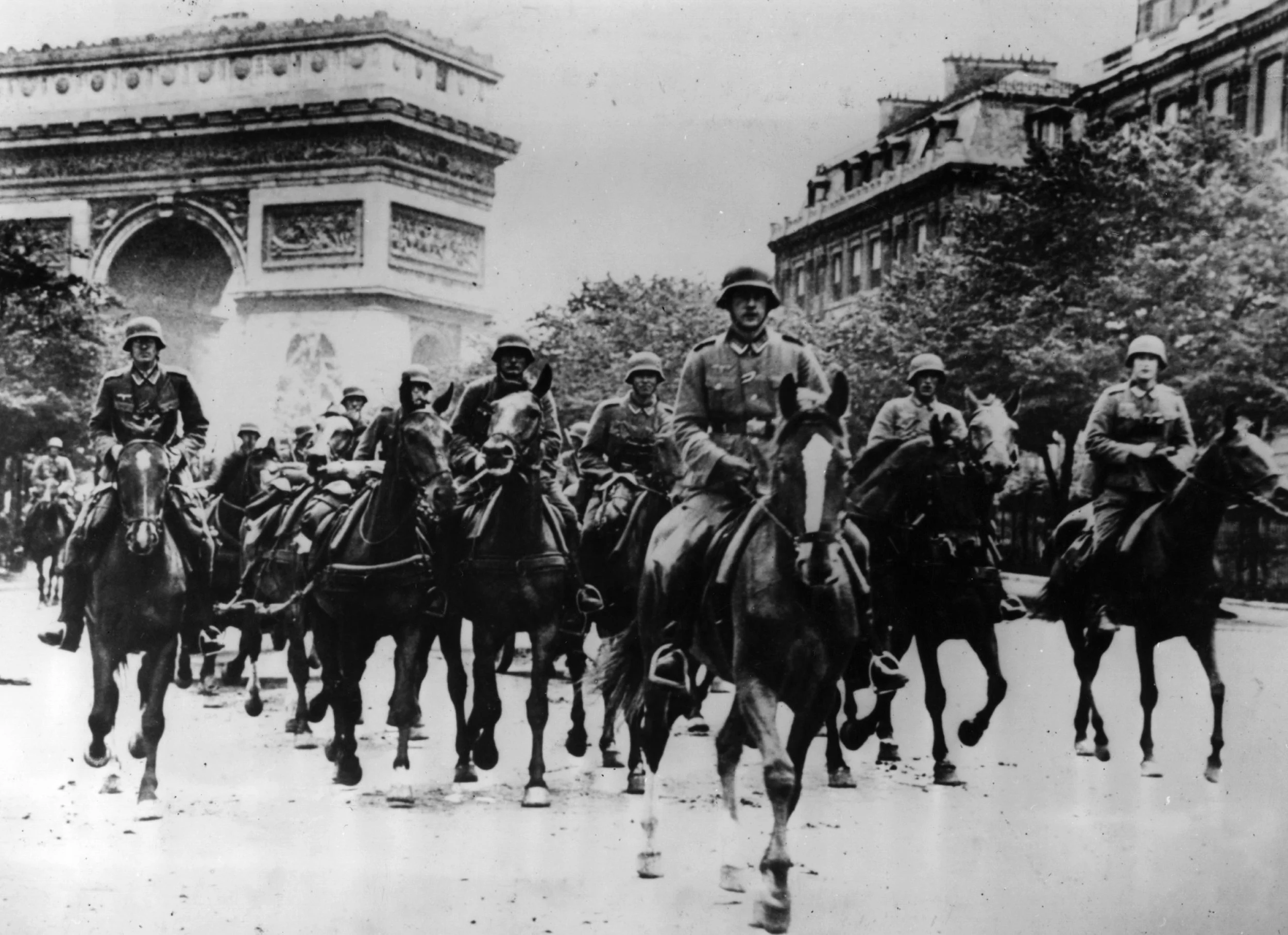 Adolf_Hitler,_Eiffel_Tower,_Paris_23_June_1940.jpg