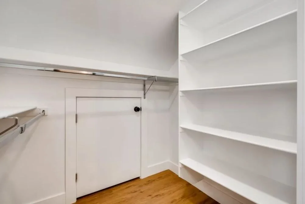 WALK-IN CLOSET