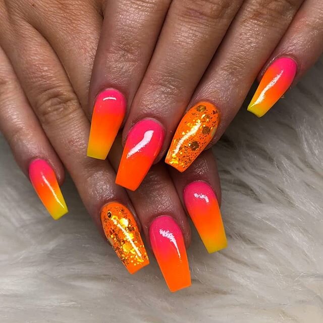Summer please hurry up and let this nightmare be over 🥺💗
Think we will all need a holiday after this, where we all going? 🥂🌞
Nails done yesterday by @bonnienicola_ using all @glitterbels 
#nailday #instanails #sunshine #summertime #summervibes #G