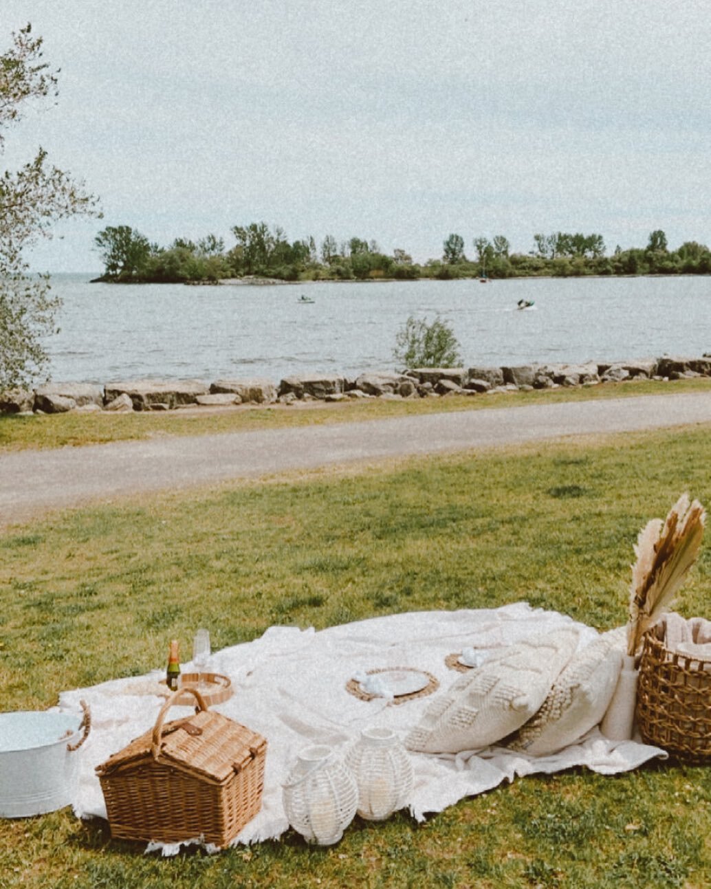 Picnic by the water!!? Yes please 😍