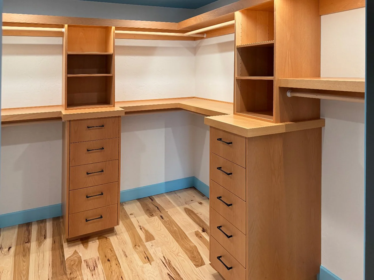 2321ja - closet 1.jpg