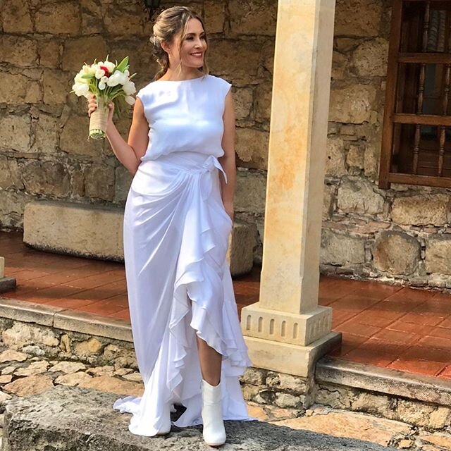 Una novia diferente! Fuera de lo com&uacute;n... en un matrimonio lleno de detalles, su sue&ntilde;o hecho realidad! 
Compartimos su felicidad y su ilusi&oacute;n mientras hicimos su vestido! Los mejores deseos @la_ro_acosta te mereces ser muy feliz!