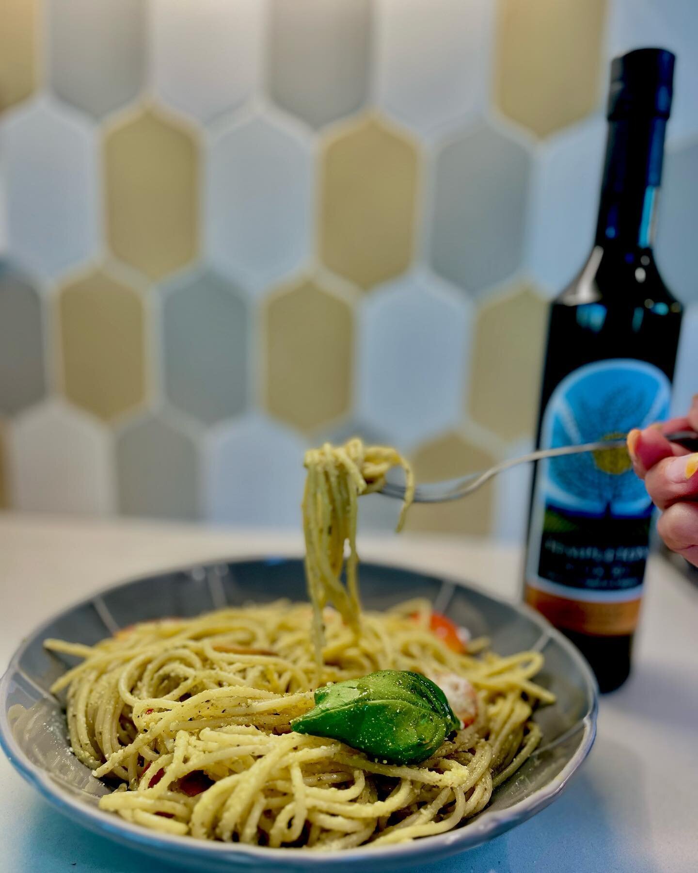 Recipes of the week! Lemon peso pasta! 🍋🍝
Swipe to see recipe ➡️
#recepieoftheweek 
#templetonoliveoil 
#pestopasta 
#healthyrecepies 
#oliveoilrecepies 
#lemonpestopasta 
#extraverginoliveoil 
#oliveoilrecipes 
#easypastarecipe