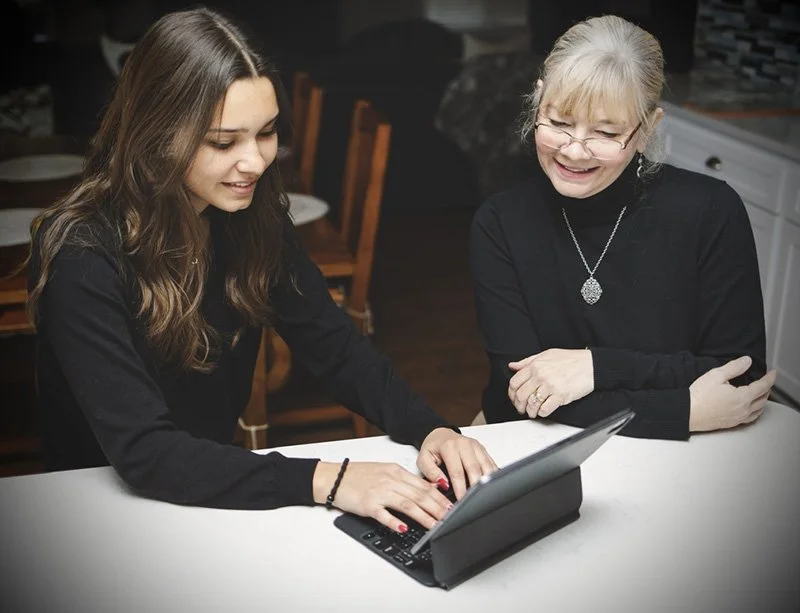 College counselor Candice Sunseri of College Path Consulting helping a student with college planning in Moorpark, CA