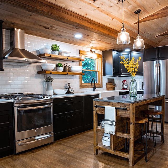This warmer, sunny weather is making us miss our favorite lakehouse transformation. 🖤 (Swipe for befores.) #gathered2632 .
.
.
.
.
.
.
.
.
.
#flashbackfriday #naturallight #interiordesign  #designtrend #gatheredhouse #beforeandafter #fixerupper #diy