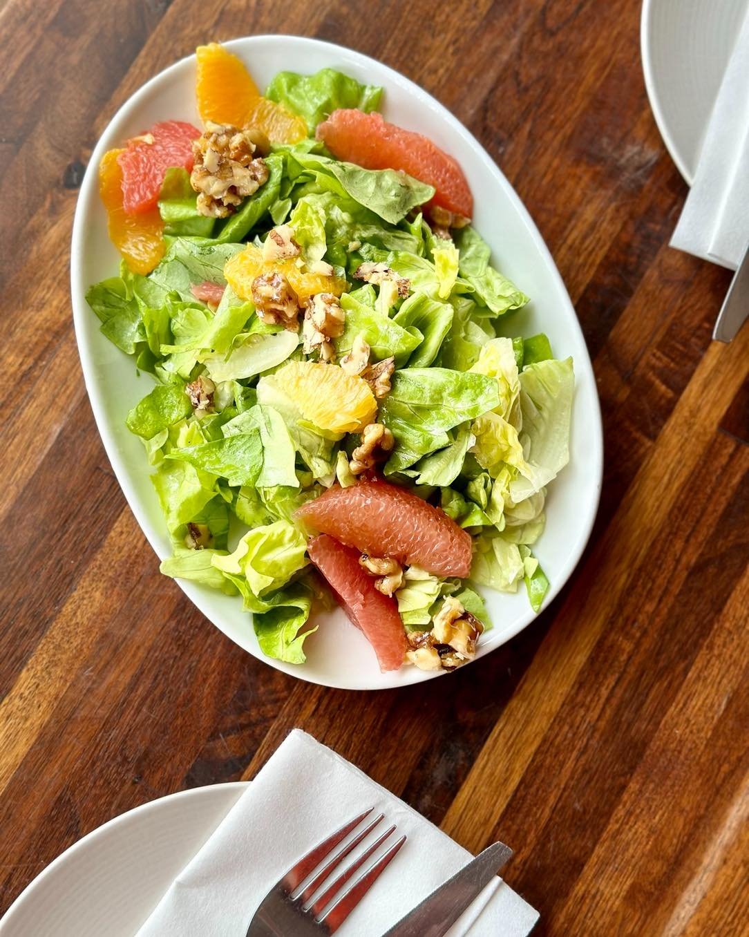 A little sweet, a little tangy, a lotta fresh 🥬✨
Our Butter Lettuce Salad is light, bright, and full of flavor — with juicy citrus and candied walnuts stealing the show. Perfect for summer nights on the patio.