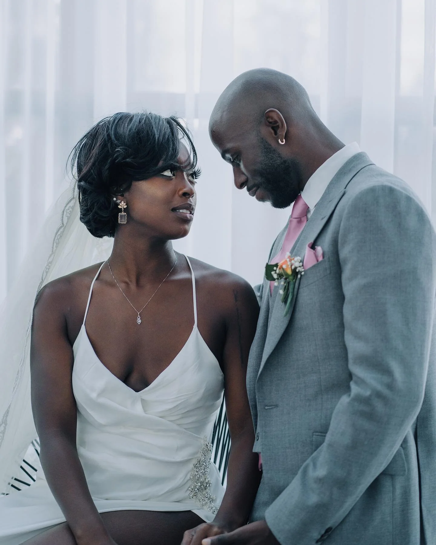 Find you someone who looks/stares at you with love 😍😍😩⁣
⁣
Groom: @b.pemberton⁣
⁣
Bride: @_kekeilou⁣
⁣
Photographer: @flcksbydiallo⁣
Videographer: @filmsbydiallo⁣
⁣
Bridesmaids: ⁣
@karoineantlisha ⁣
@andreano⁣
@nalla.hunte⁣
@ibleedmango⁣
⁣
Groomsme