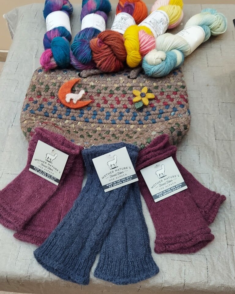 Rainy days are meant for knitting!
Come get some yarn or a braided alpaca tote to keep your projects in at @southkingstownfarmersmarket 
Today from 9am til 1230pm at 35 West Independence Way Kingston RI 
.
.
.
.
#alpaca #alpacafarm #farmersmarket #fa