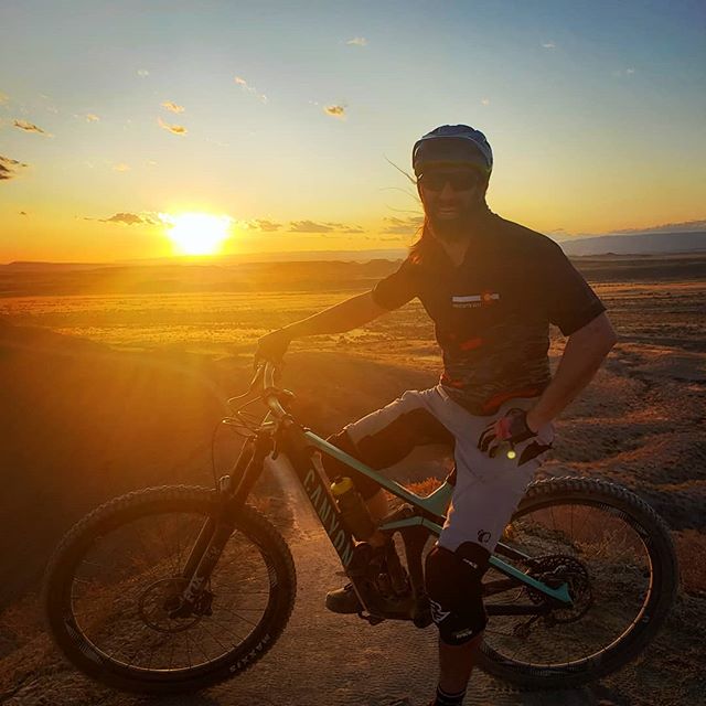 Desert vibes 🏜️😁
.
Anyone else find the desert extremely peaceful? 
________________________________________________
#fruita #canyonstrive @canyon_na