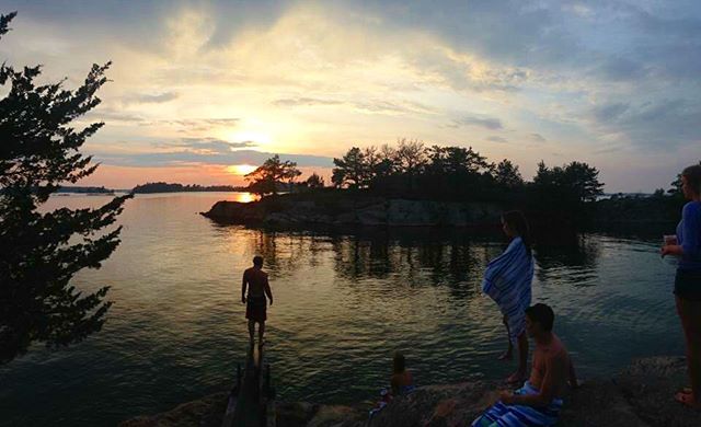 Flashback to sunset swimming 😍. Back flips from the diving board in the best of all settings. Cocktails &amp; dinner waiting for us up on the porch.