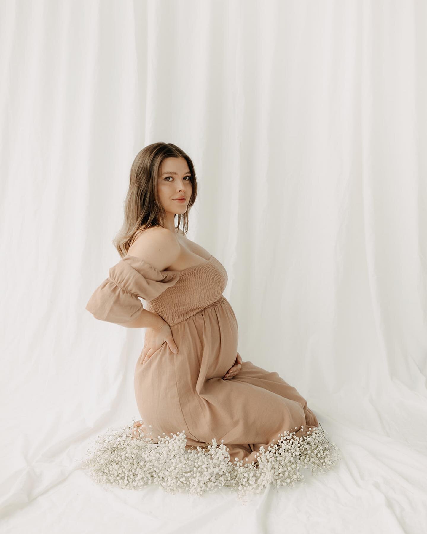 Such a simple yet elegant set design for this maternity photo shoot with @alexisamontero 
Which one is your favorite 👇🏽 comment below. 

Photos by @alex.quetzali