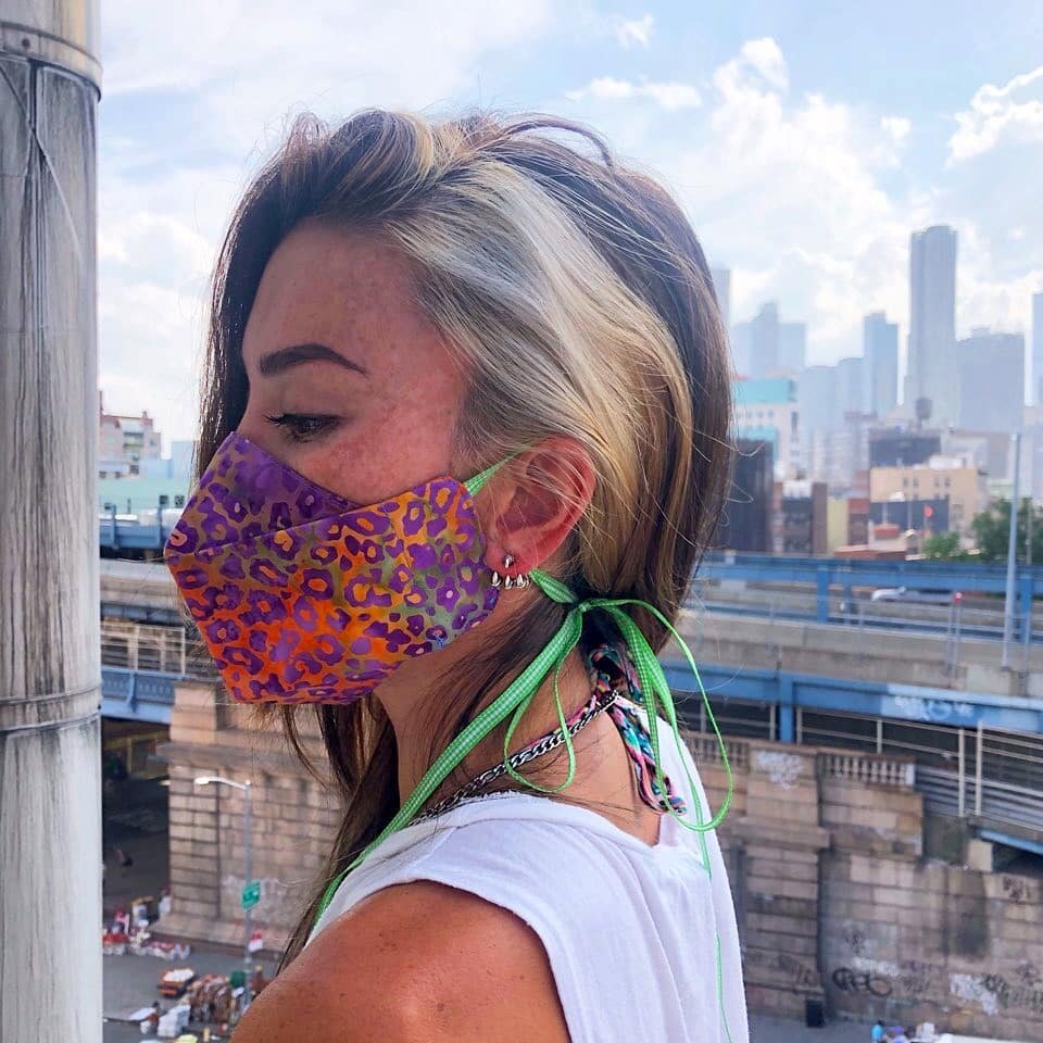 Free pattern alert! @msrebeccamakes designed this pattern for a super easy to make folded style of face mask (and I helped by writing the instructions 😉) the pattern is available for free on our blog, msmakes.com. This pattern has 3 styles of attach