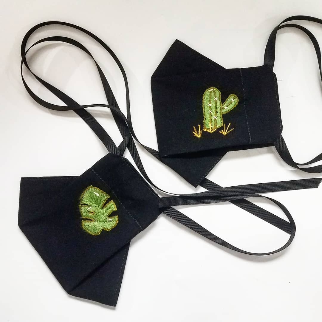 I've been having some fun embroidering (*just the outer layer of) some masks for some plant-loving friends! The #lowpolyfacemask (free on my blog!) gives a nice smooth surface for a small bit of embroidery. The monstera leaf is for @msrebeccamakes an