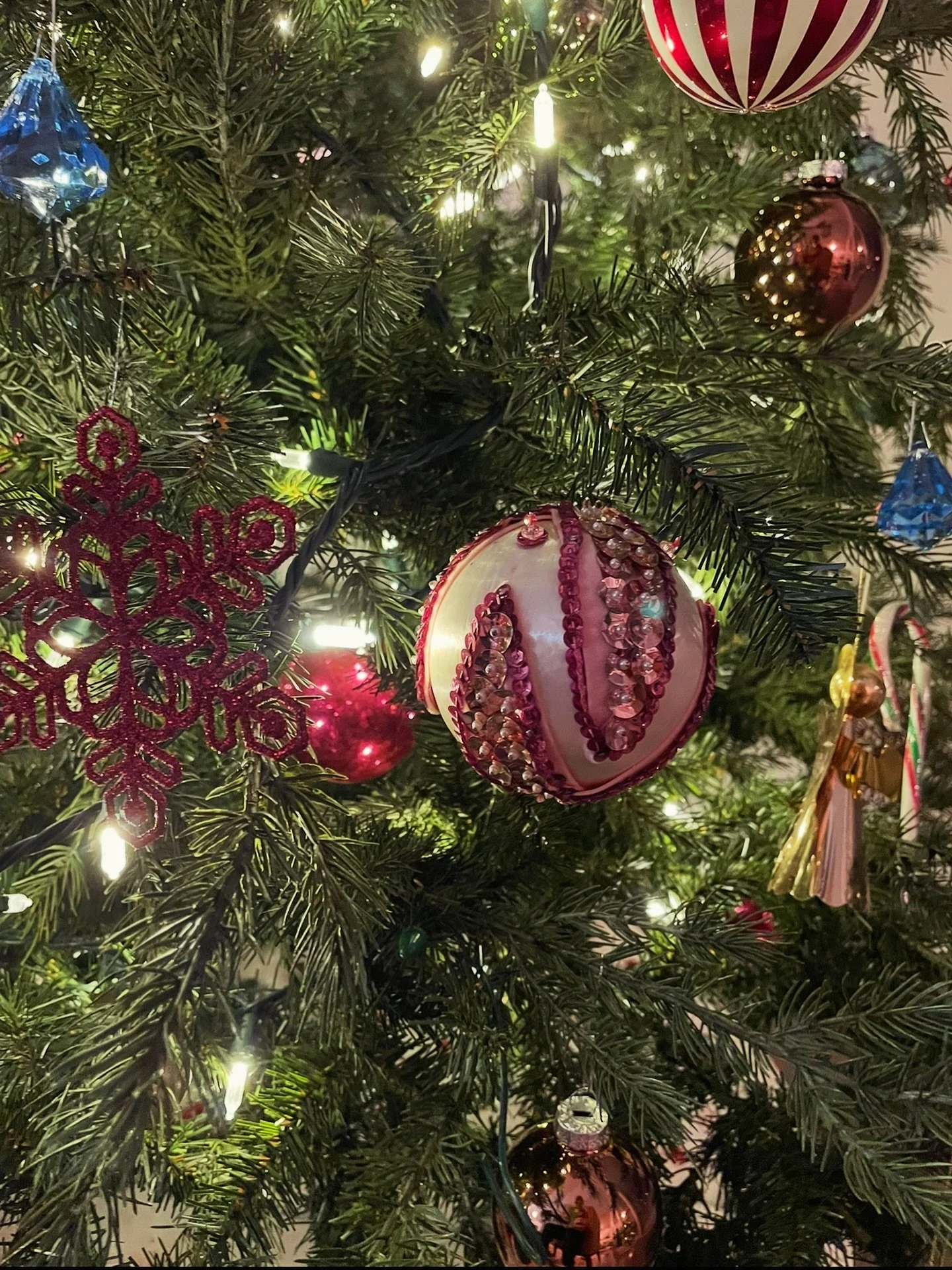 Let your drinks be merry and your sweaters be ugly. 🌲
See you tonight in Grinnell, Iowa at Solera Wine Bar at 7 PM for the ugly sweater party with the Avey Grouws Duo! 🎅🤶