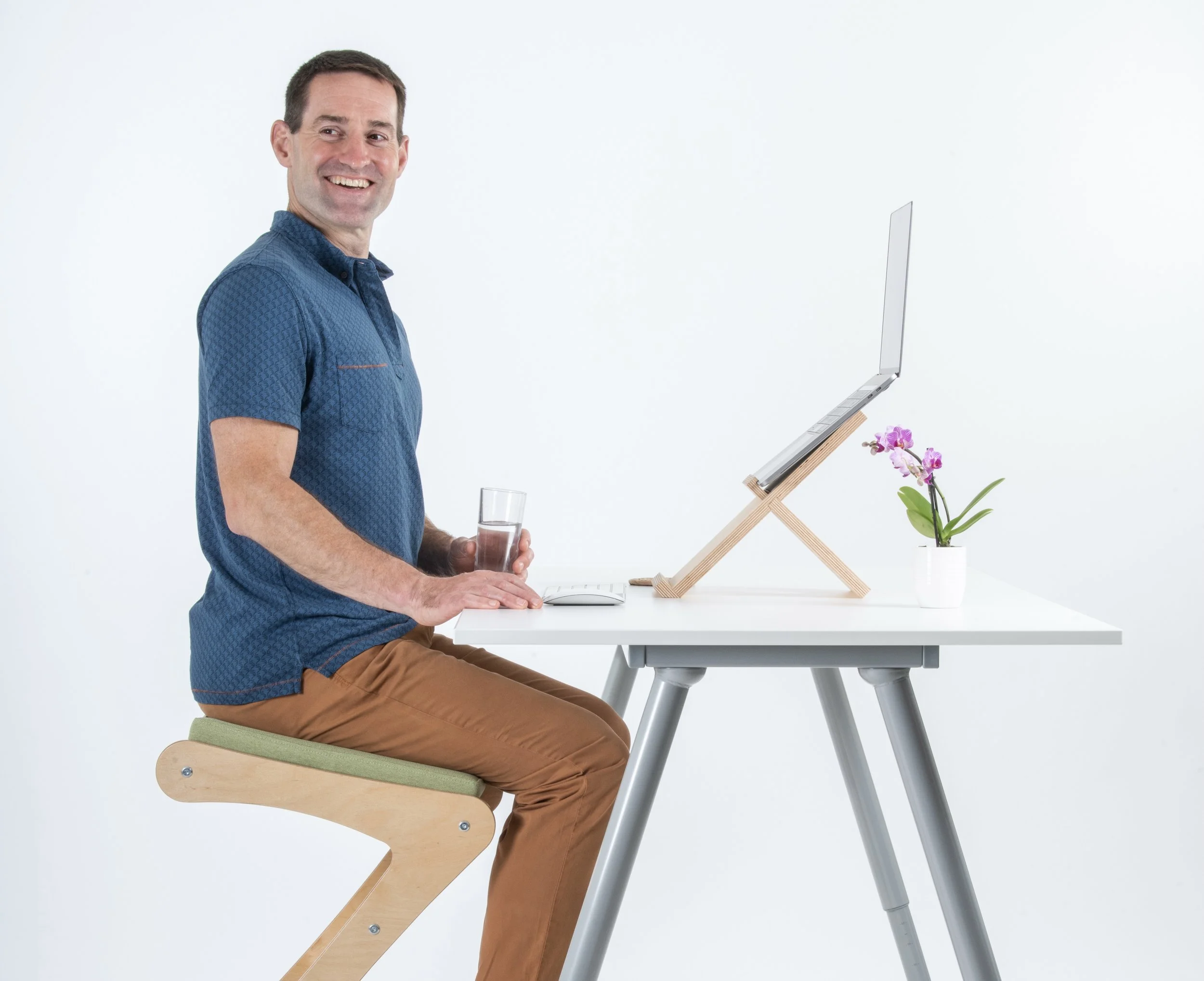 What’s the best desk set-up to avoid back pain in Bristol?