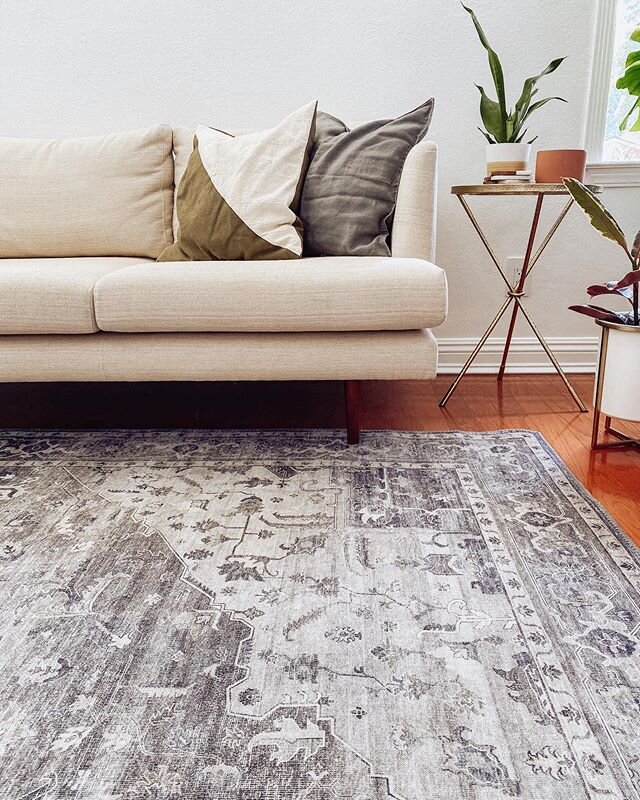 My new @loloirugs rug got delivered and I couldn&rsquo;t love it more- it elevates the space, it&rsquo;s so soft and the subtle coloring is simply gorgeous. Now it&rsquo;s time to get another chunk of the kitchen painted!!
.
.
.

#home #homedecor #ho