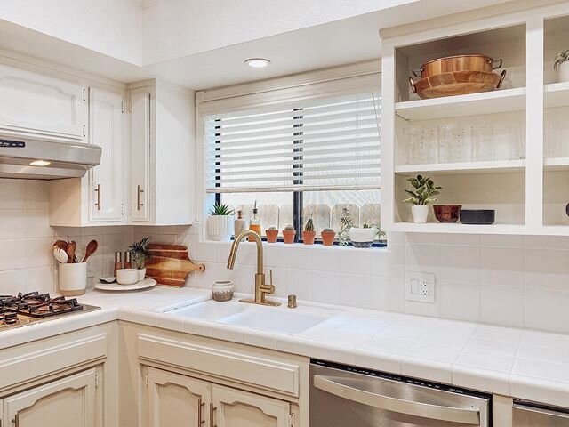 Today the hubby got our new kitchen faucet on and I painted the kitchen sink white (was a dingy cream before)... now half of the kitchen feels finished, and I&rsquo;m in love! Swipe to see the other side that still needs to be done. .
.
.

#home #hom