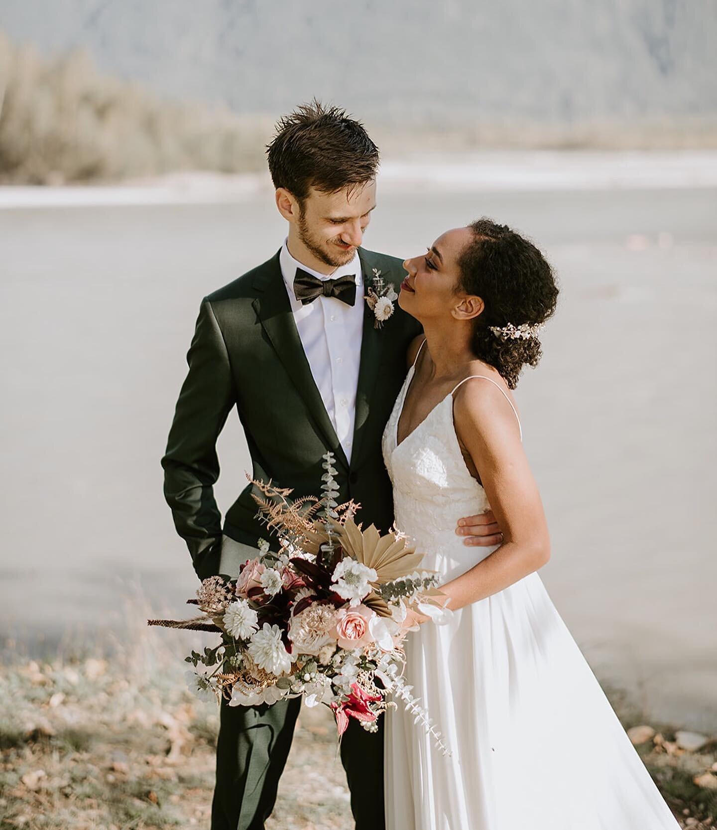 ~ 💫Just received the sweetest little thank you card from these two. I can&rsquo;t say enough how beautiful and lovely this wedding was ( a late summer wedding from last year ). 🙌🏽
/
It&rsquo;s so nice to hear from clients after a job is done! Make