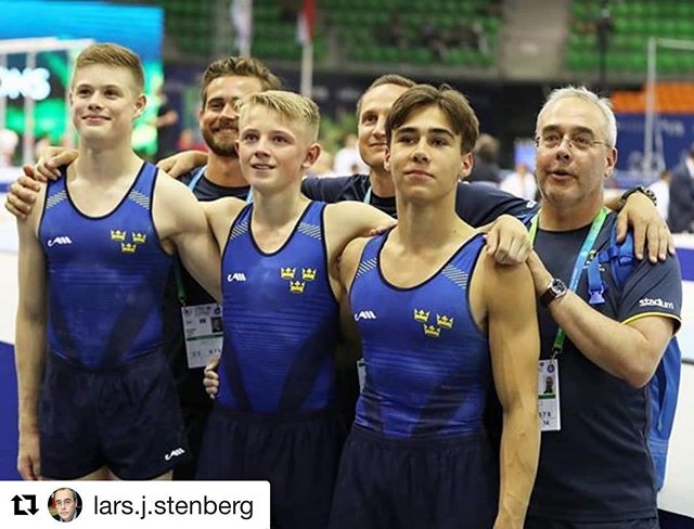 Re-post fr&aring;n @lars.j.stenberg - bild fr&aring;n junior-VM i gymnastik, d&auml;r man kan skymta Gustav som var med som fysioterapeut.