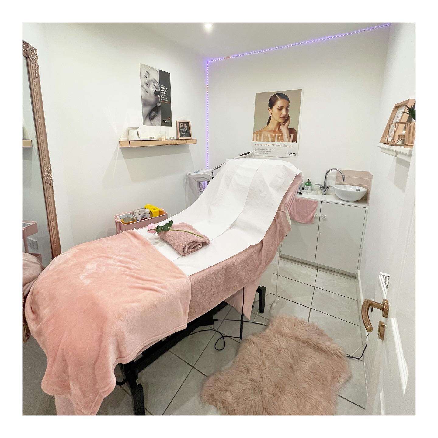Happy Monday beautiful people! Why not treat yourself this September to some advanced skin care. Last remaining appointment this week at 4 tomorrow!! Click on the link in my bio to get yourself booked in. 

#botox
#fillers
#lips
#profhilo
#moleremova