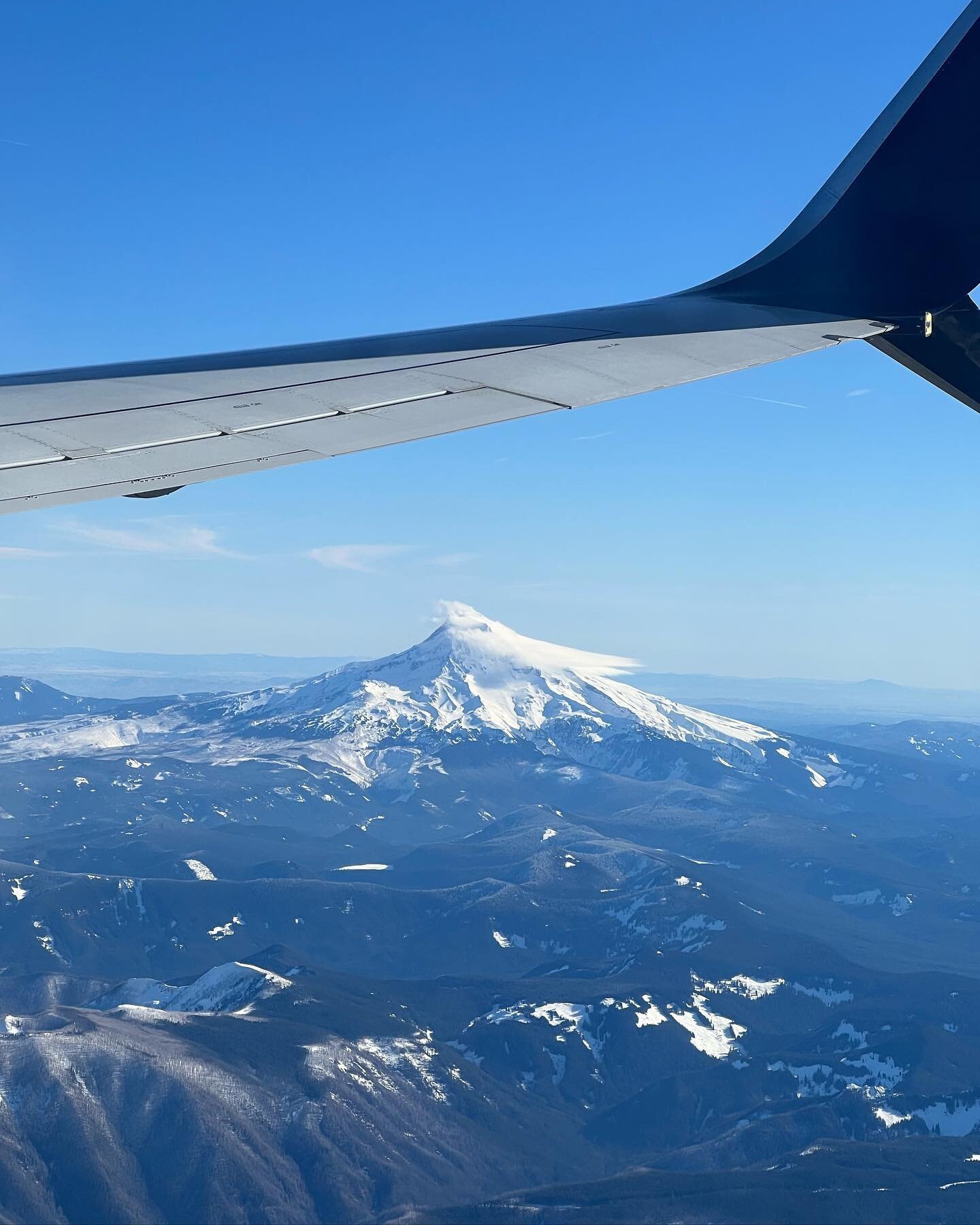 여행 둘째날 구름이 꽉껴서 못봤던 Mt. Hood, 비행기타고 집에 돌아가면서 아이컨택함🏔️

날씨요정이 도와줬던 이번 로드트립! 겨울에는 많이들 안가는 Pacific Northwest를 여행한다다고 하니 도와주고 싶었던건지 매일 올거라던 비는 안내리고 없을거라던 해는 쨍쨍 났다☀️

이제 굼마굽빠는 빼꼼이가 있는 집으로, 나는 세인트루이스 집으로✈️

#오레건주 #로드트립 #즉흥여행
#뭔가싶은가족