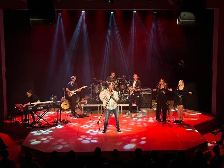 Very much enjoying gigs and giggles on the road with @officialpetercox @vinzenzbenjamin @blackmoretodd @robtaggart1 @kelly_barnes_singer @hk_williams @whatapunter @adam.andrews.3572 @hjmoore.music @tomcfranklin 
.
#petercox #livemusic