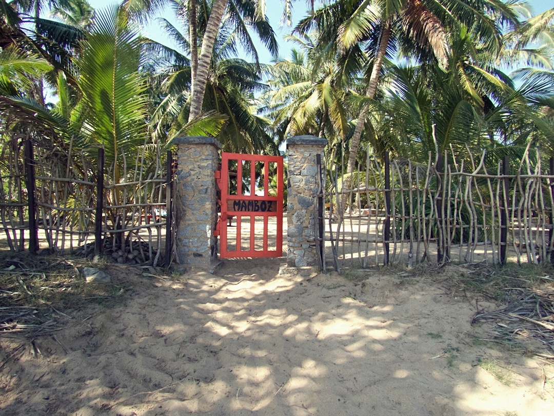 Mamboz-Beach-gate.jpg