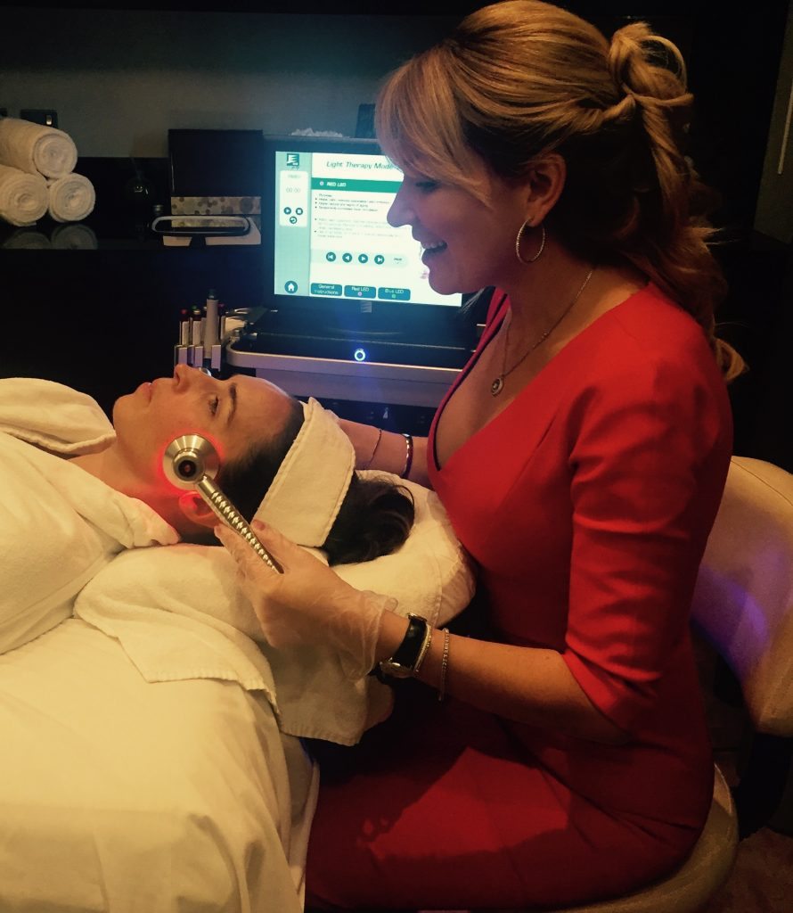 Dr. Galyna doing a demo of the HydraFacial