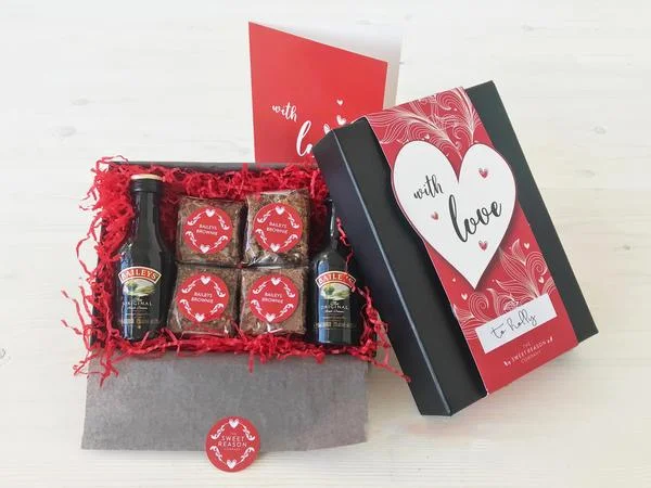 Baileys & Bites Gift Box: This gift box contains 4 Baileys Brownie Bites and 2 Mini Bottles of Baileys Love having a bite of something sweet or know someone who does? The Sweet Reason Company in the UK makes amazing brownie gift boxes of various sizes and flavours. There are also gluten-free and vegan options and they offer international delivery. Visit The Sweet Reason Company